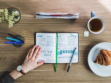 Kahvaltı Yapan Kadın