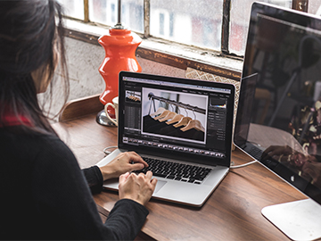 Ürün Fotoğrafı Düzenleyen Kadın